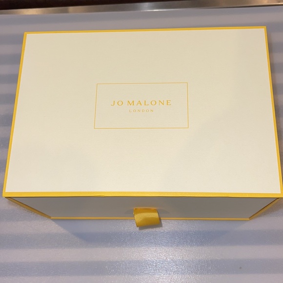 Jo Malone English Pear & Freesia home collection set. - Picture 4 of 7